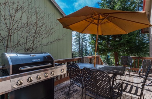 Yosemite West House | Inside Yosemite Mountain Beauty