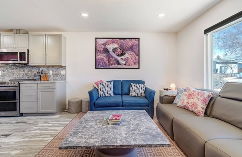 Cimarron Hills House | Interstellar Villa with 180° Mountain Range Views