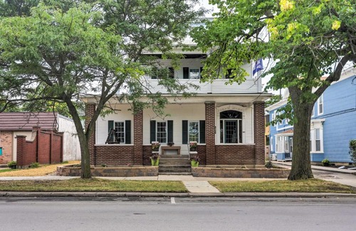 Sandusky Apartment | Inviting Apartment Walk to Lake Erie and Dtwn!