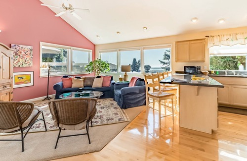 Arcata House | Inviting home next to Arcata's Redwood Forest w/ panoramic views of the bay