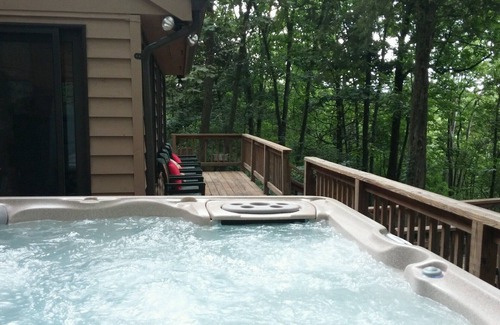 The Galena Territory House | Irresistibly Inviting 3 Bedroom 3 Bath with HOT TUB, FIREPLACE, WOODED VIEW