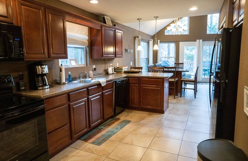 Lakeside Estates House | It’s 5 O’clock Somewhere-9Bd,5.5BA,no wake cove, pool table,hot tub