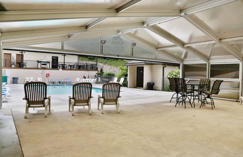 Pigeon Forge Ski Chalet | Ivy Falls 9 - Five Bedroom Chalet