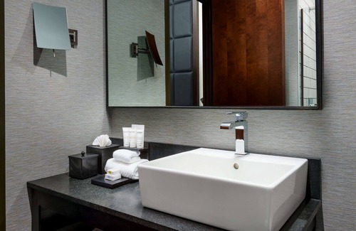 Downtown Pittsburgh Hotel | Joinery Hotel Pittsburgh, Curio Collection by Hilton