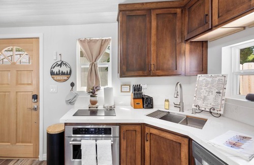 Julian Apartment | Julian Cafe Couples Cottage - Breakfast Included at The Julian Cafe & Bakery!