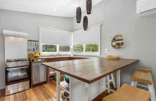 Cunjurong Point House | Kangaroo Cottage beach track at your door