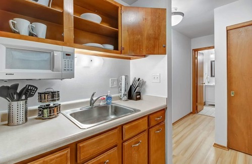 Wauwatosa Apartment | King Bed - Near Froedtert - Fast WiFi - Underground Parking