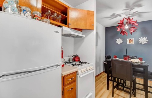 Wauwatosa Apartment | King Bed - Near Froedtert - Fast WiFi - Underground Parking
