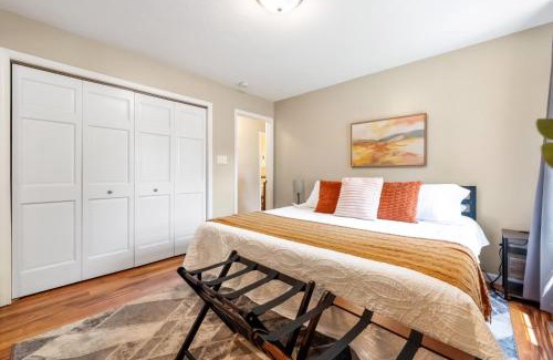 Warsaw Apartment | King Bed Suitefiber Internet2 Full Baths