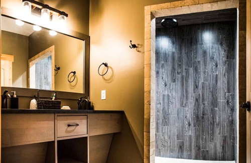 Maple Hill Hotel | King Cabin Room Meadowlark