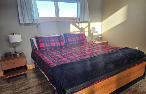Maple Hill Hotel | King Cabin Room Meadowlark