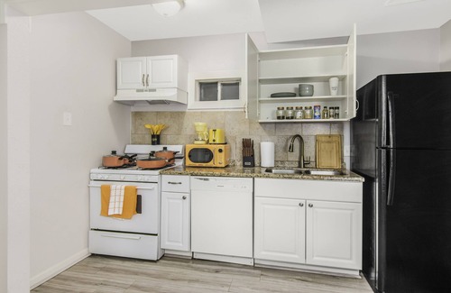 Central Southwest House | King Size Bed And Free Garage Included: Retro Vibes