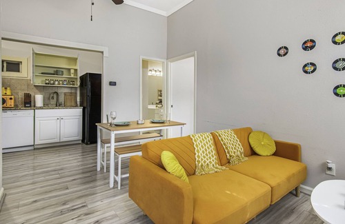 Central Southwest House | King Size Bed And Free Garage Included: Retro Vibes