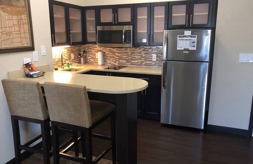 Lakeland Condo | King Suite. Free Breakfast. Outdoor Pool. 15 Min to Downtown Lakeland.