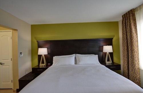 Lakeland Condo | King Suite. Free Breakfast. Outdoor Pool. 15 Min to Downtown Lakeland.