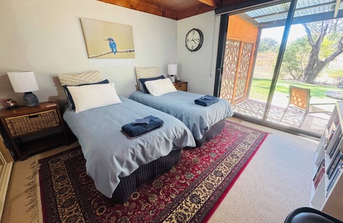 Glenrowan Bed & Breakfast | Kingfisher Retreat - Nature is calling! S/C Unit, King bed or twin-share