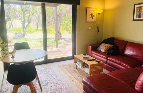 Glenrowan Bed & Breakfast | Kingfisher Retreat - Nature is calling! S/C Unit, King bed or twin-share