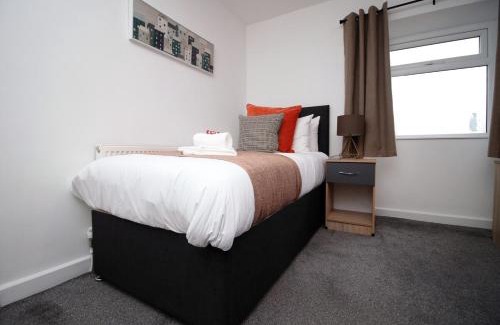 Newport Apartment | Kingsway House - WIFI - Parking - Spacious 4 Bed