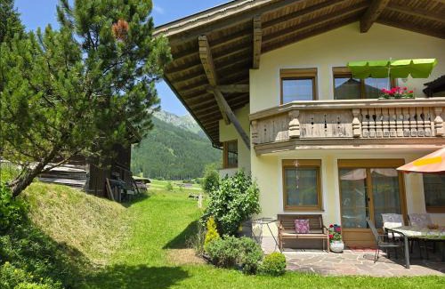 Hoefen Apartment | Komfort-Ferienwohnung Südbalkon, WOHNZIMMER, 2 Schlafzimmer, ruhige Lage - TIROL