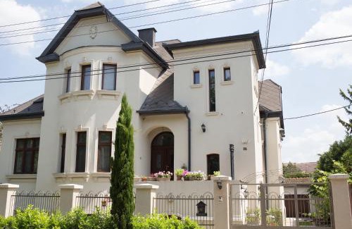 15th District Apartment | Kúria apartman with private jacuzzi and pool