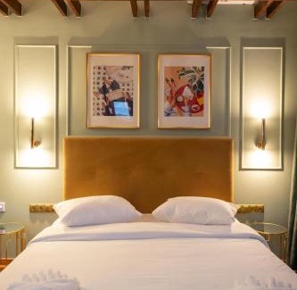 Gythio Hotel | L Suites The Writer's House