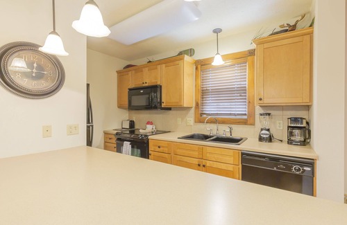 Reeds Spring Cabin | L130B, 2-Bedroom with Loft Lakeview Cabin
