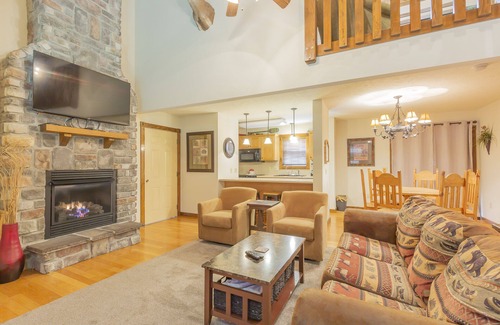 Reeds Spring Cabin | L130B, 2-Bedroom with Loft Lakeview Cabin