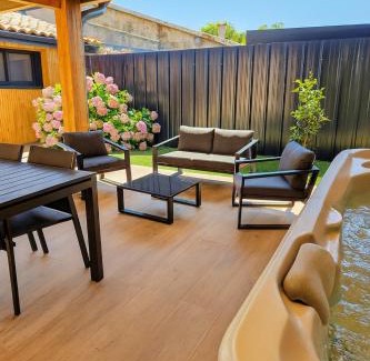 La Celle-sous-Gouzon Villa | La Bulle Médocaine villa design avec jaccuzy privé