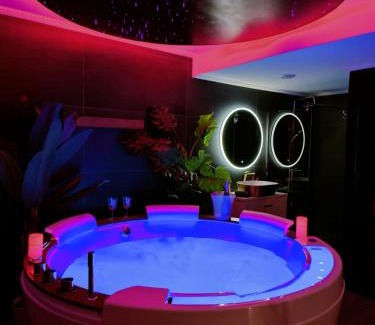 Le Piol Apartment | La loveroom bdsm de Nice " la chambre luxe des désirs "