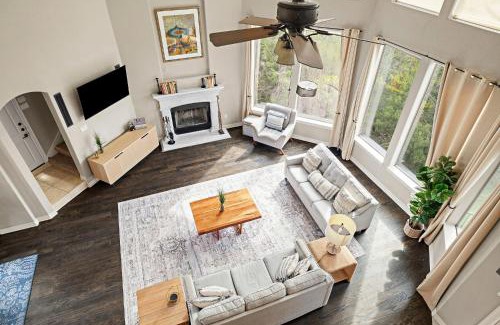 Travis Landing House | Lake Travis Family Retreat with Theater Game Room and BBQ 7 min from Marina