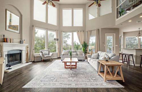 Travis Landing House | Lake Travis Family Retreat with Theater Game Room and BBQ 7 min from Marina