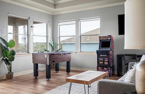 Travis Landing House | Lake Travis Family Retreat with Theater Game Room and BBQ 7 min from Marina
