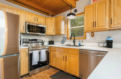 Thayerville Ski Chalet | Lakeview Chalet in Deep Creek Lake + Hot Tub