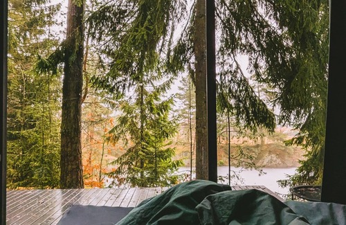 Hazlov Cabin | LakeWood. Hidden Mirror Retreat in wild Forest. Premium-designed cabin whit WiFi