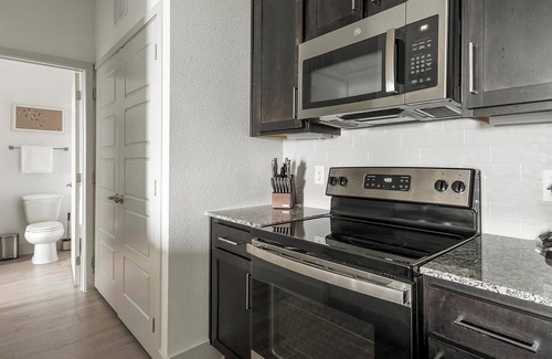 Austin Apartment | Landing | Beautiful 1BD, Gym, Pool
