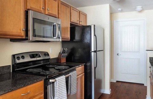 Sweetbriar Apartment | Landing | Incredible 1BD, Pool, Gym