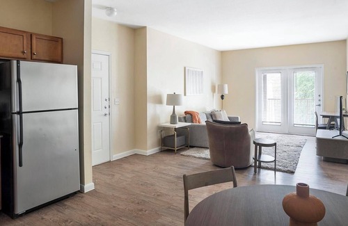 Sweetbriar Apartment | Landing | Incredible 2BD, Gym, Courtyard