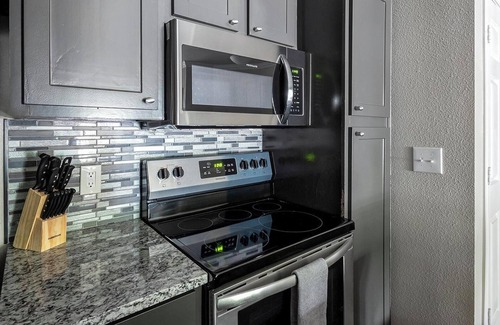 Richmond Apartment | Landing | Stylish 1BD, Gym, Pool
