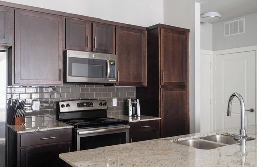 Buda Apartment | Landing | Stylish 2BD, Pool, Clubhouse