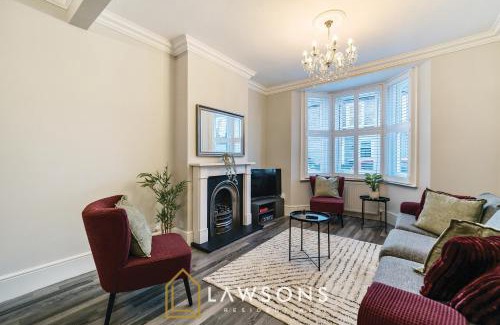 Windsor House | Large 4BR Home, 2 Baths, Central Windsor