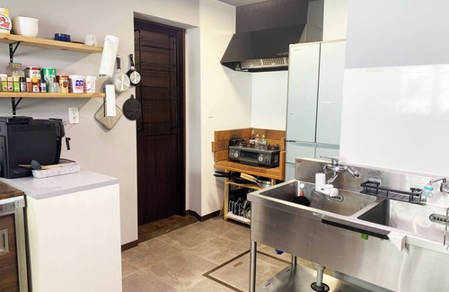 Minamifurano House | Large panoramic view of the ski slopes from the large windows. Ezo squirrels and wild birds visit the windows and can be fed during your stay. The warmth of the wood stove creates a comfortable moment. (Pets are allowed.)