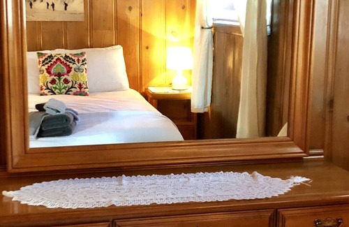 Val David Cabin | Lausanne, A nice vintage cottage in Village Suisse resort, in heart of Val-David