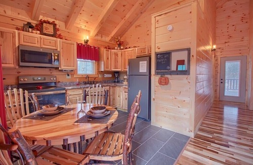 Carbon Hill Cabin | Lazy Oaks Cabin by Tranquil Hills Lodging