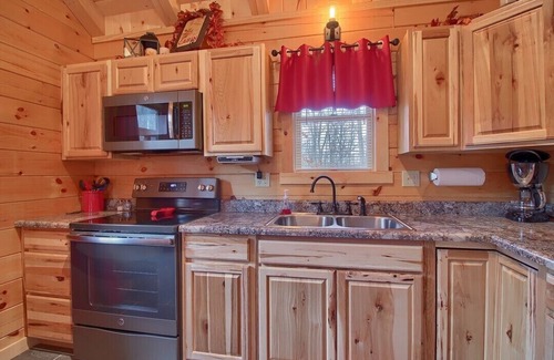 Carbon Hill Cabin | Lazy Oaks Cabin by Tranquil Hills Lodging