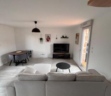 Brive-la-Gaillarde Apartment | lesjolislogementsbrivistes Lélègant