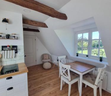 Goldenstedt Apartment | Lichtdurchflutete Dachgeschosswohnung mit Charme
