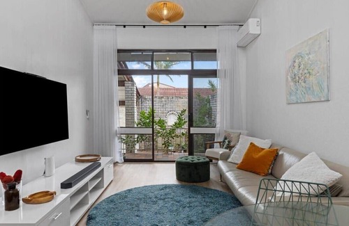 Blue Bay Apartment | Light filled Villa- Moments to the Beach