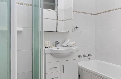 Blue Bay Apartment | Light filled Villa- Moments to the Beach