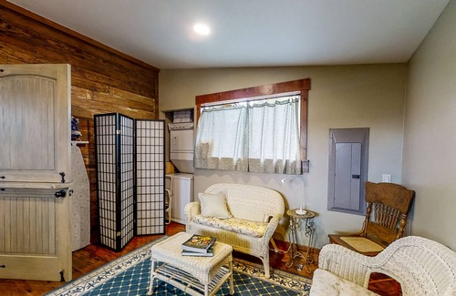 Cortez Cottage | Linden Cottage with Big Yard, Updated Kitchen, Dogs OK - 1 Block to Main St