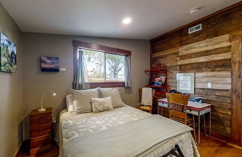 Cortez Cottage | Linden Cottage with Big Yard, Updated Kitchen, Dogs OK - 1 Block to Main St